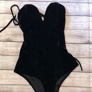 Strapless black velvety body suit